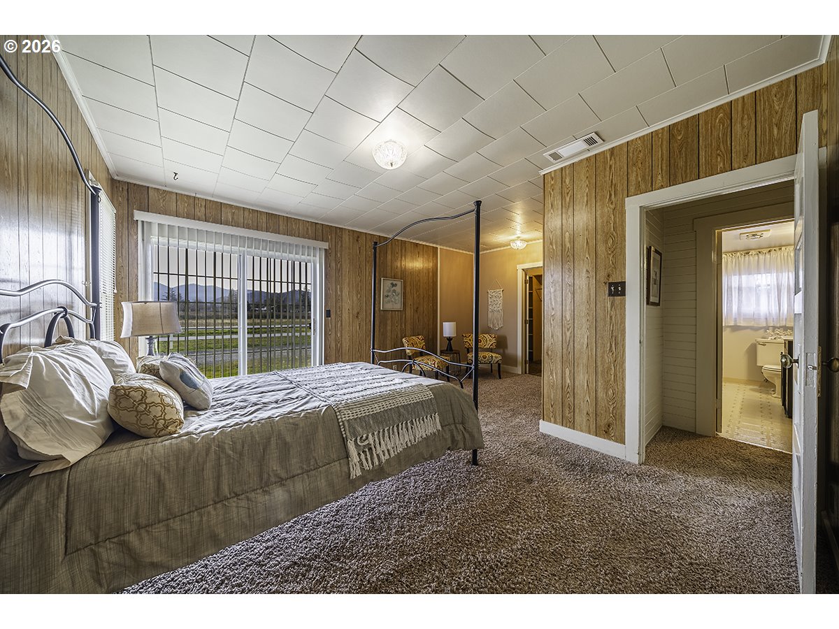408 Oak Grove Road Medford, OR 97501 - Photo 20 of 46 a living room with a bed furniture and a large window