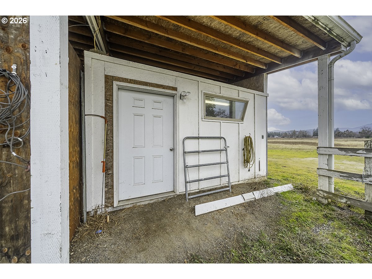 408 Oak Grove Road Medford, OR 97501 - Photo 29 of 46