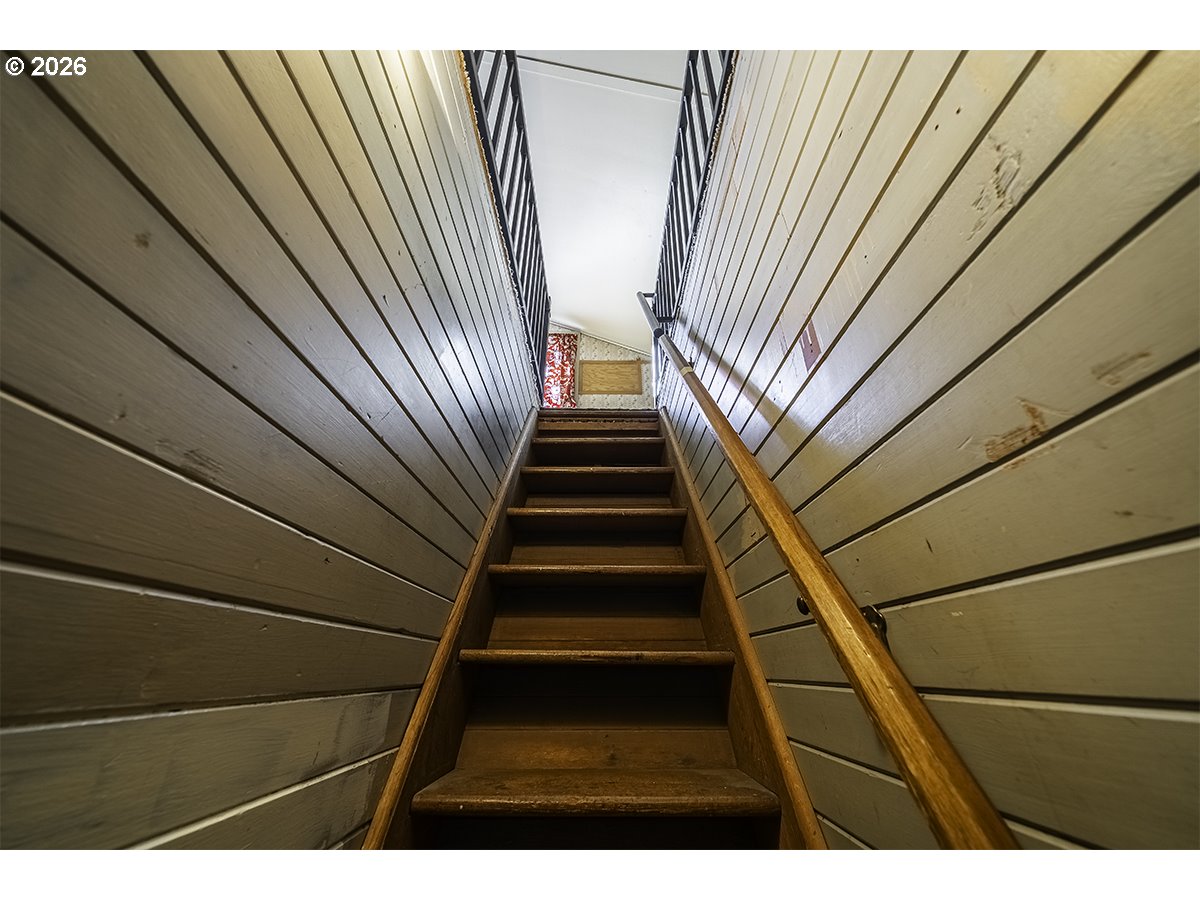 408 Oak Grove Road Medford, OR 97501 - Photo 41 of 46 a view of entryway