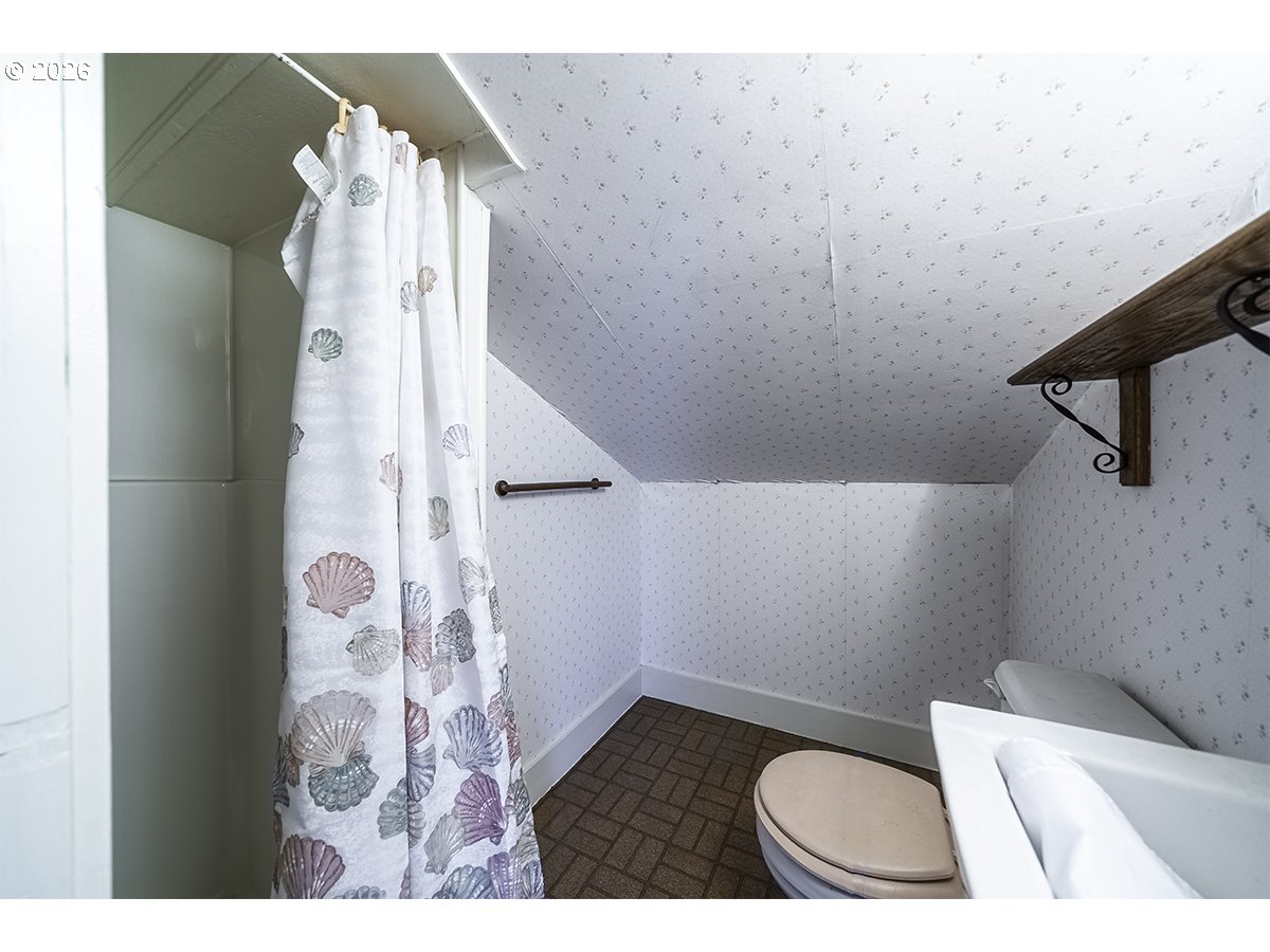 408 Oak Grove Road Medford, OR 97501 - Photo 43 of 46 a bathroom with a toilet and shower