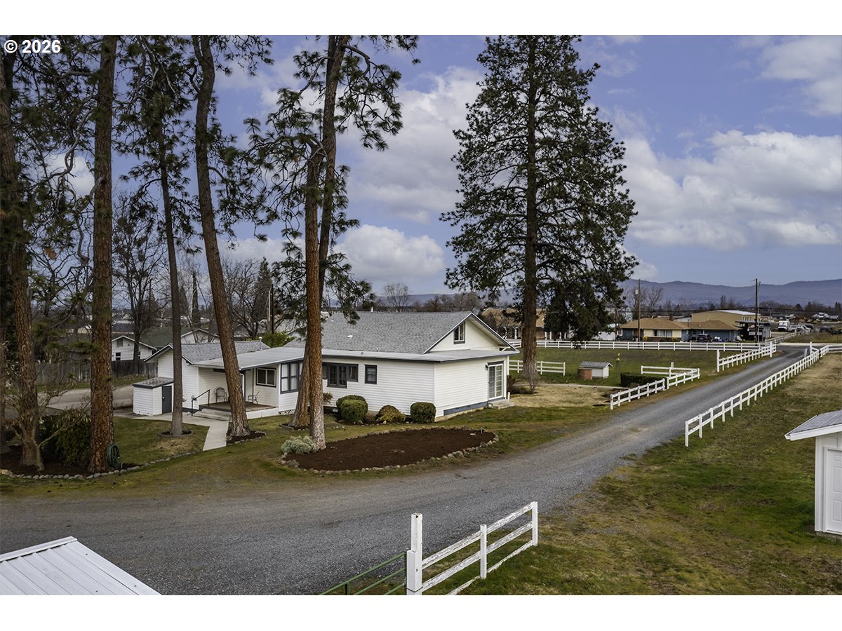408 Oak Grove Road Medford, OR 97501 - Photo 6 of 46 a view of a city