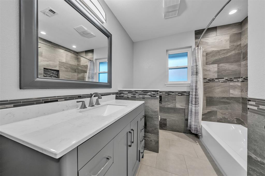 1205 Clover Hill Road Mansfield, TX 76063 - Photo 25 of 29 Bathroom