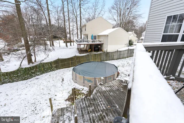 a view of a house with backyard and trees