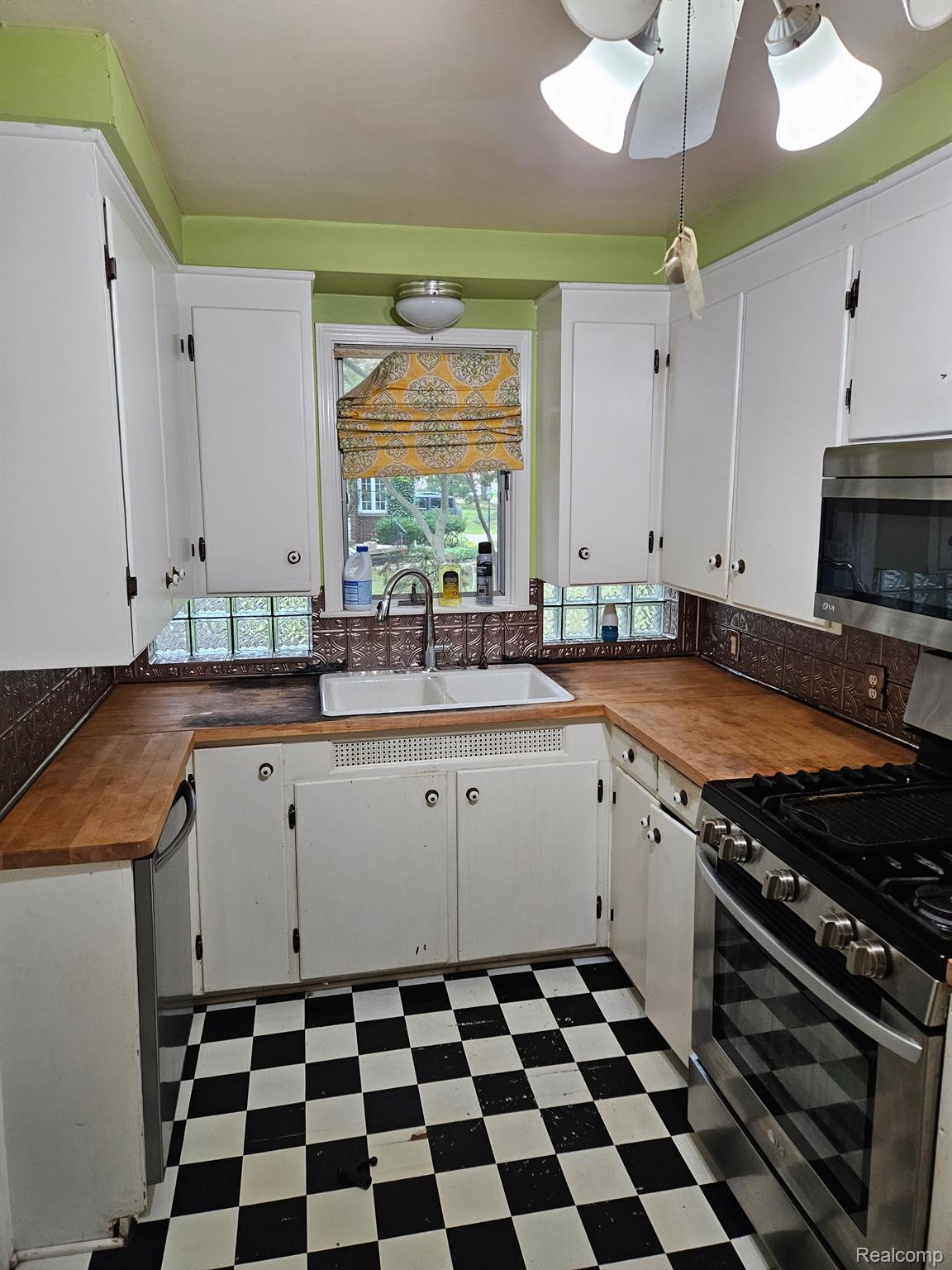 160 Riverside Drive Mount Clemens, MI 48043 - Photo 2 of 12 Gallery Image 2