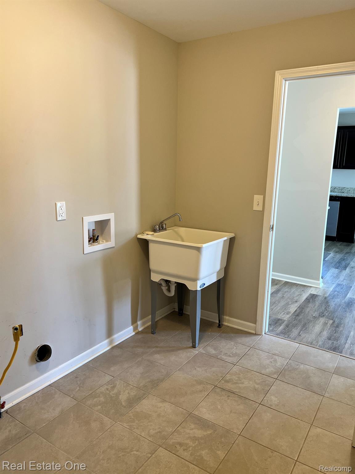 806 Nelson's Ridge Drive, Unit 27 Howell, MI 48843 - Photo 4 of 15 Gallery Image 4