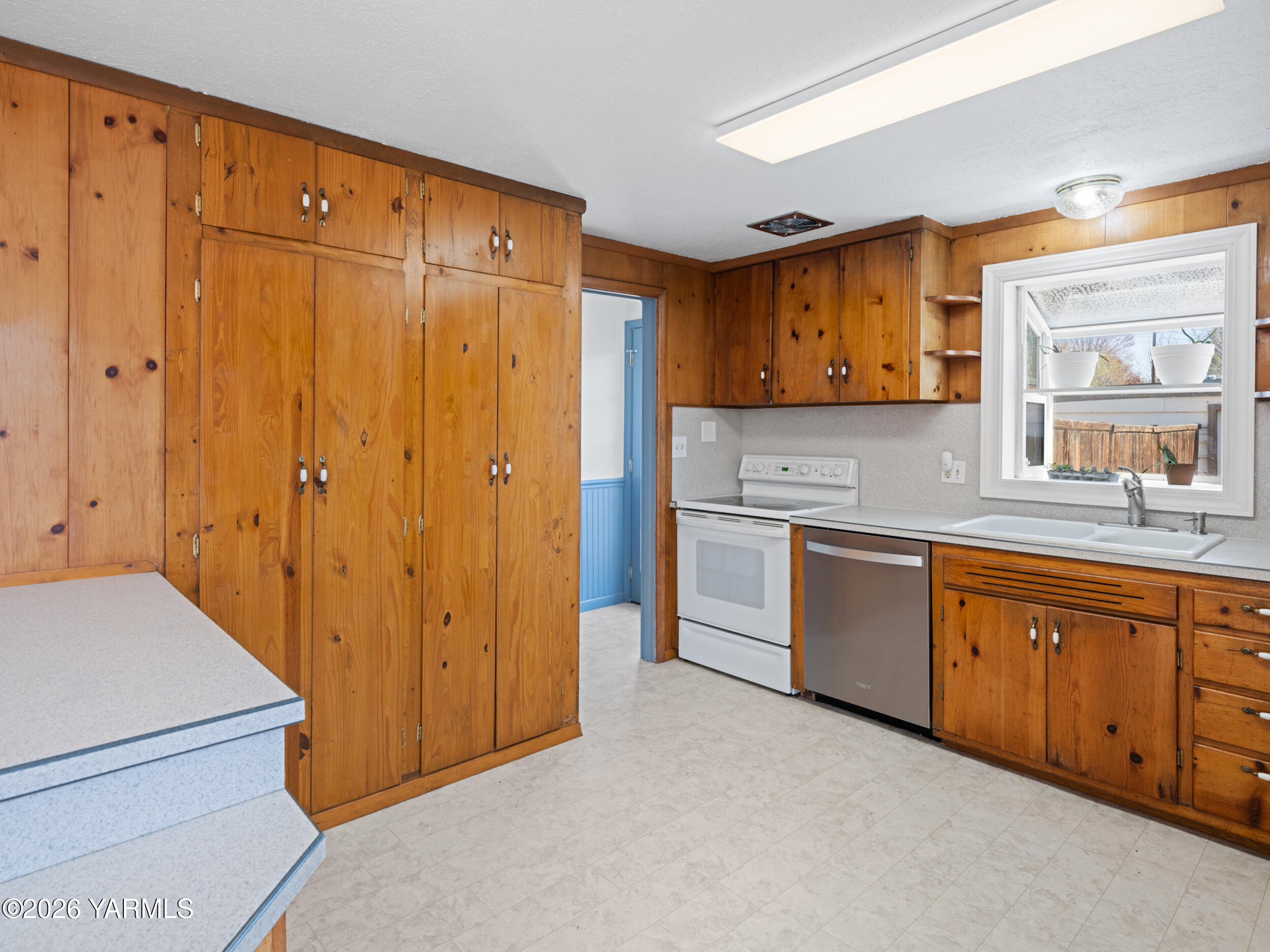 423 South 41st Street Yakima, WA 98901 - Photo 12 of 29 a kitchen with stainless steel appliances granite countertop a refrigerator and sink