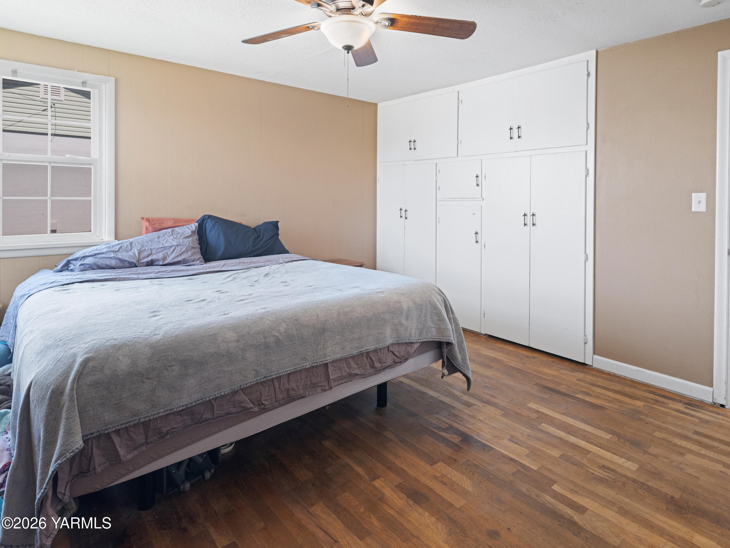 423 South 41st Street Yakima, WA 98901 - Photo 14 of 29 a bedroom with a bed and a window