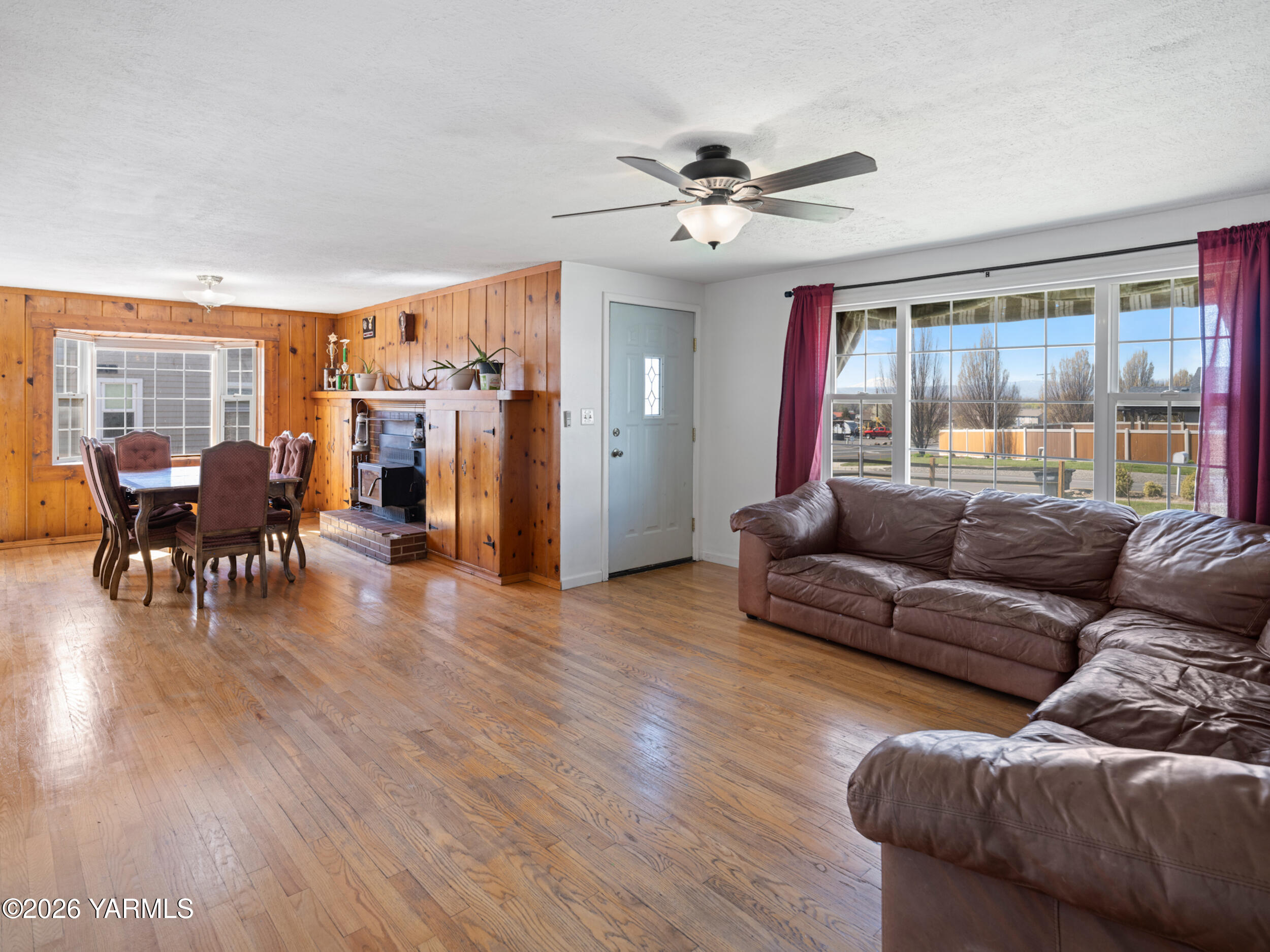 423 South 41st Street Yakima, WA 98901 - Photo 2 of 29 a living room with furniture and wooden floor