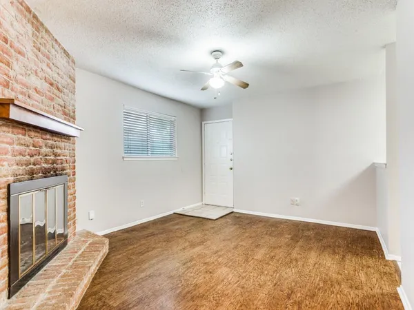 a view of a livingroom with a ceiling fan