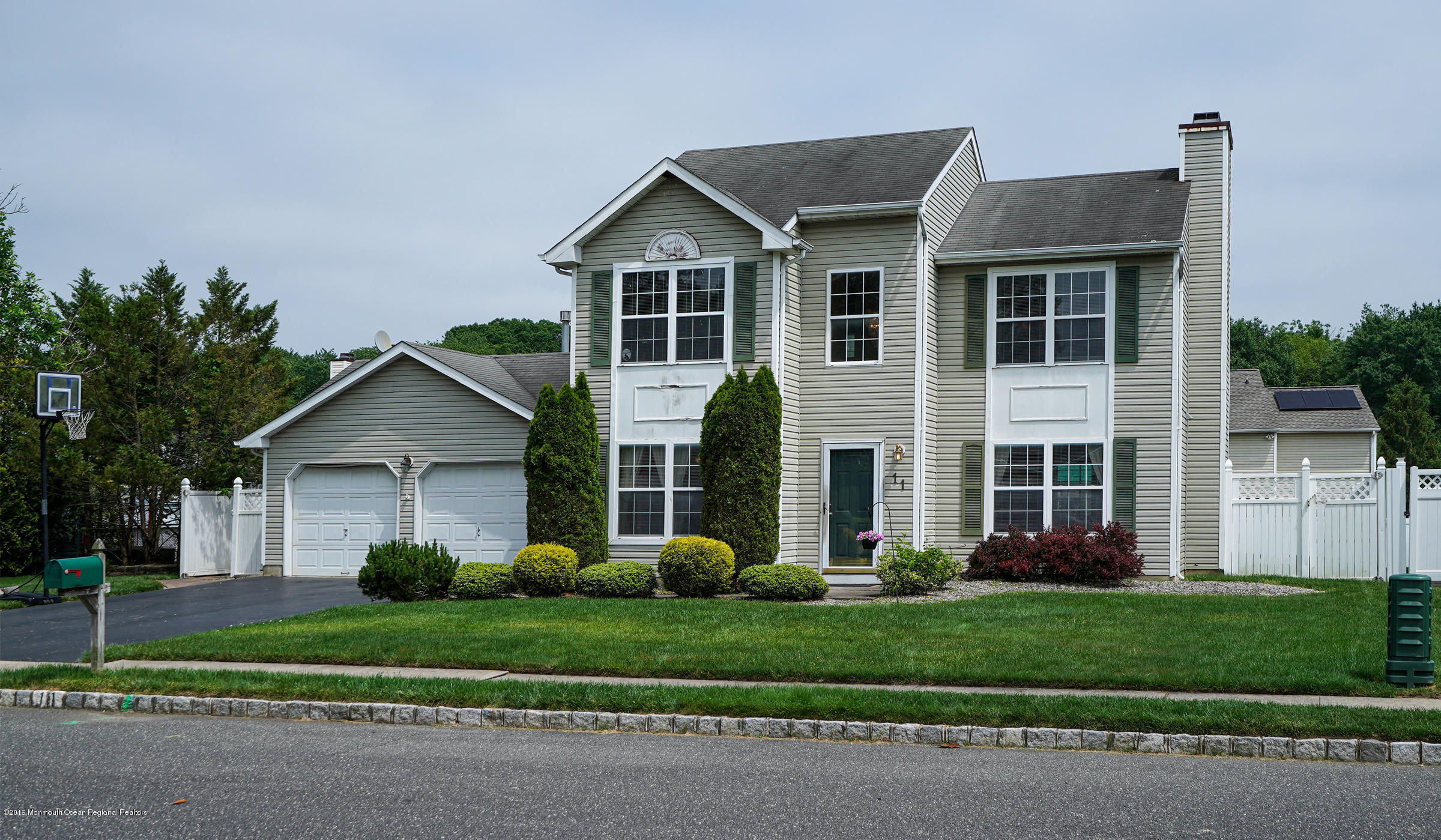 11 Shadow Ridge Court Howell, NJ 07731 - Photo 3 of 29 27