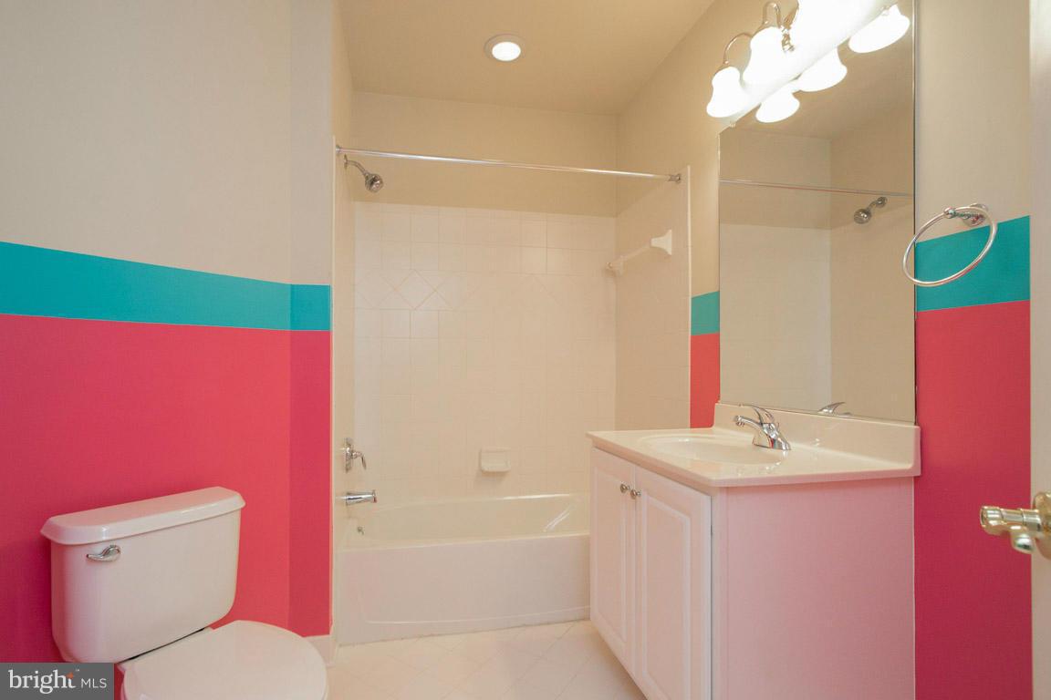 18479 Kerill Road Triangle, VA 22172 - Photo 18 of 30 Upper Full Bedroom Bath