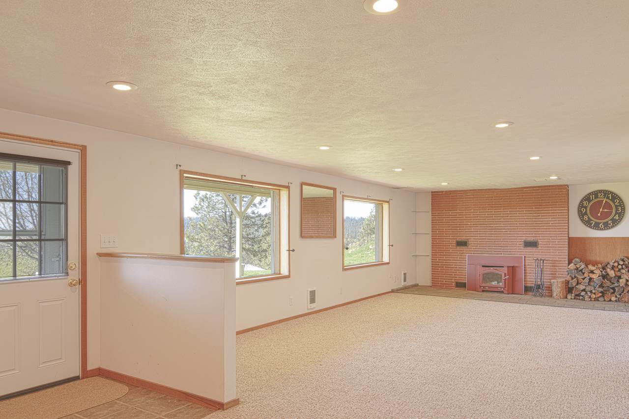 12212 East Heglar Road Mead, WA 99021 - Photo 9 of 20