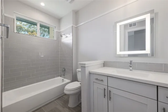 $2,280 | 12001 Vista Parke Drive, Unit 504, Austin, TX 78726