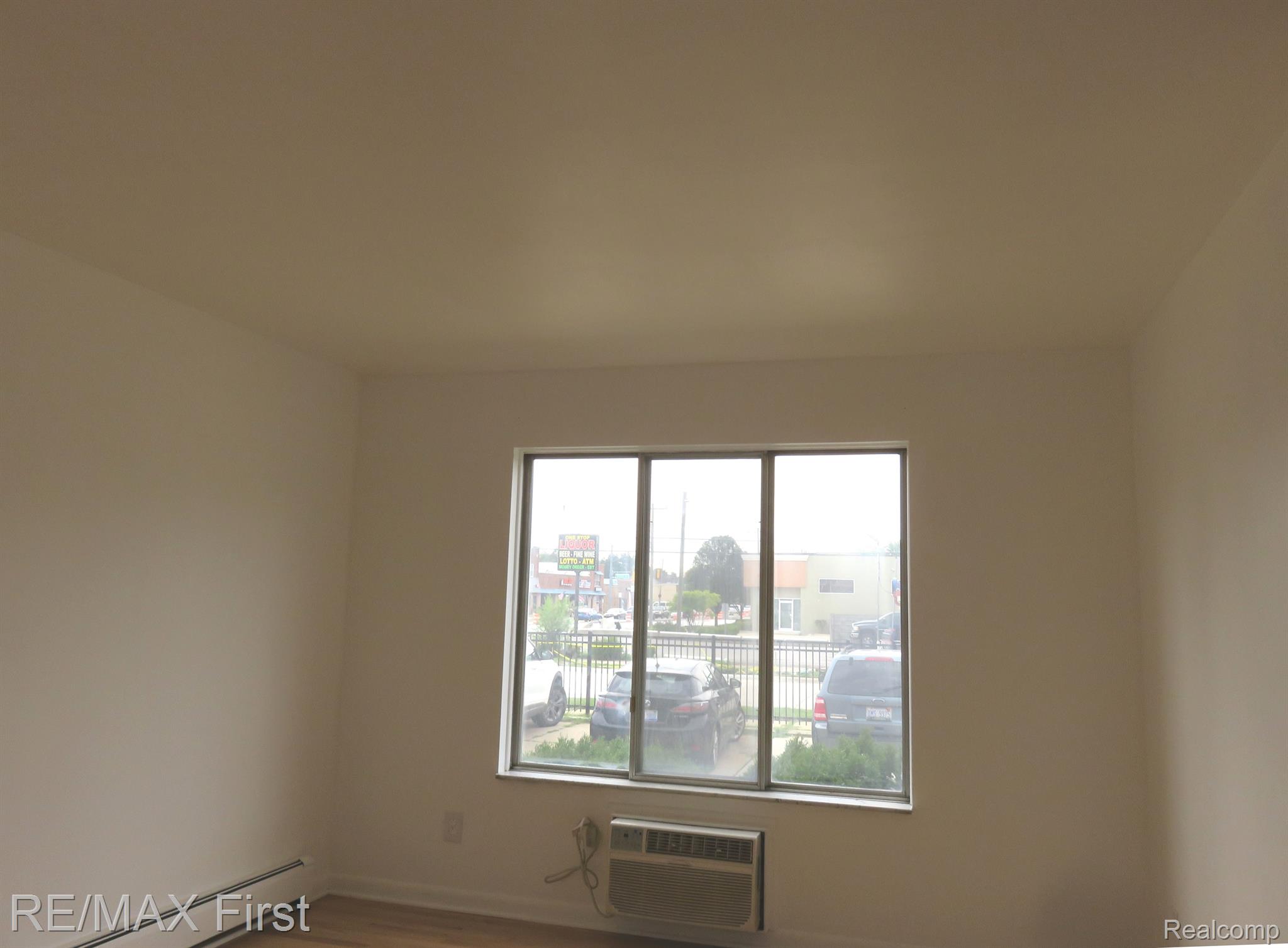 15219 East 9 Mile Road, Unit 1A Eastpointe, MI 48021 - Photo 4 of 16 LIVING ROOM