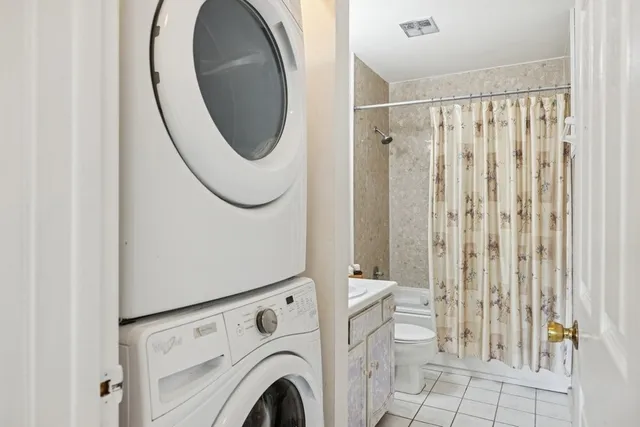 $329,000 | 717 North Lakeside Drive, Vernon Hills, IL 60061