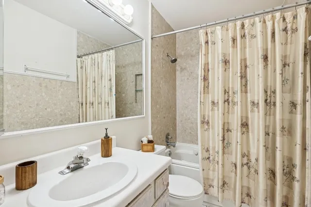 $329,000 | 717 North Lakeside Drive, Vernon Hills, IL 60061