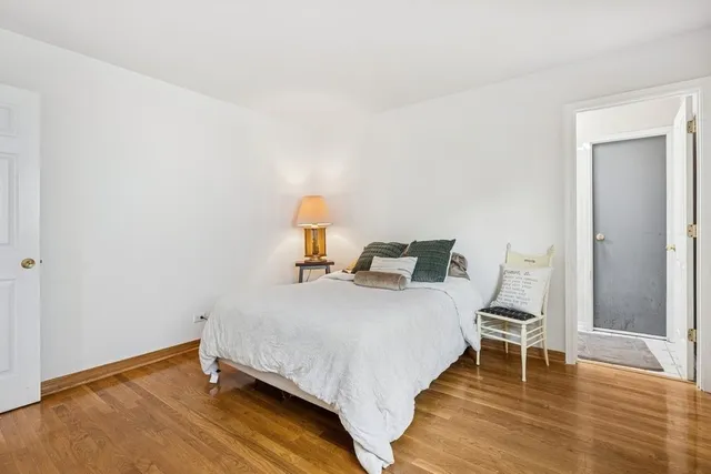 $329,000 | 717 North Lakeside Drive, Vernon Hills, IL 60061