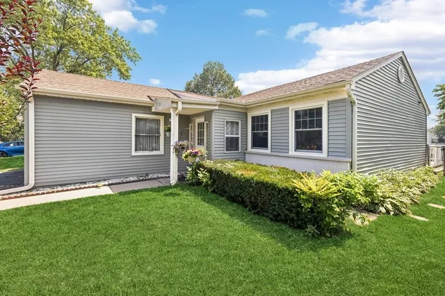 $329,000 | 717 North Lakeside Drive, Vernon Hills, IL 60061