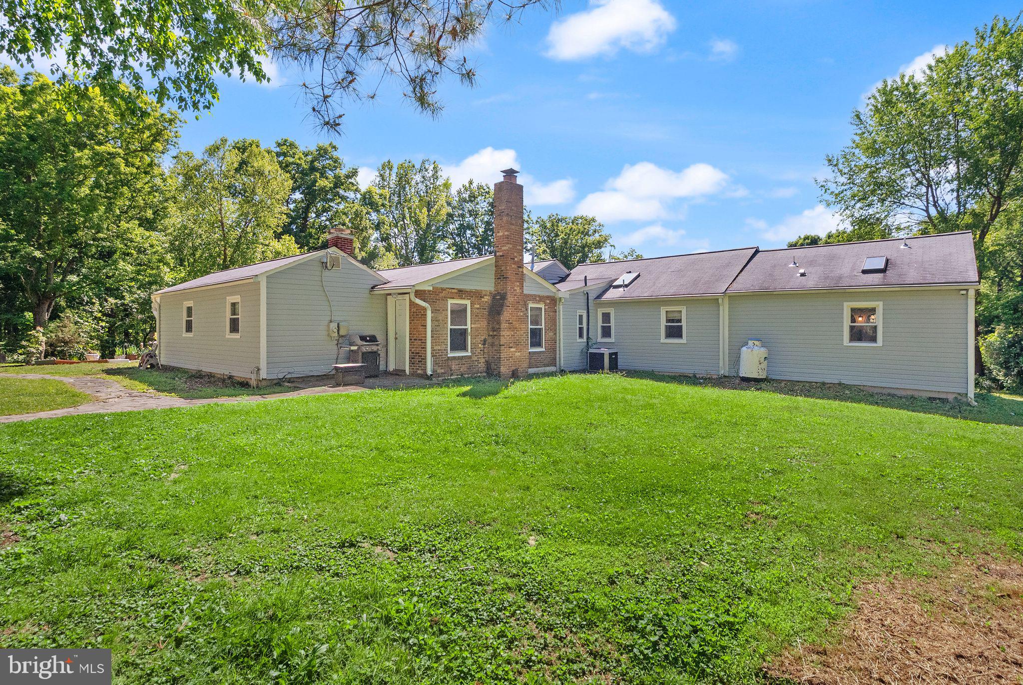 815 Seneca Road Great Falls, VA 22066 - Photo 43 of 61 Back side view