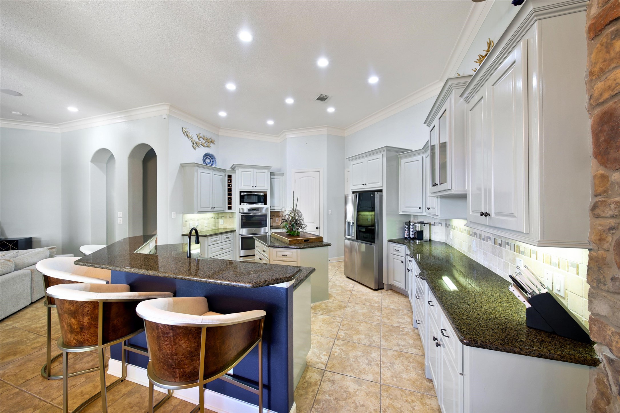 26122 Crown Ranch Boulevard Montgomery, TX 77316 - Photo 8 of 31 a large kitchen with a table and chairs in it