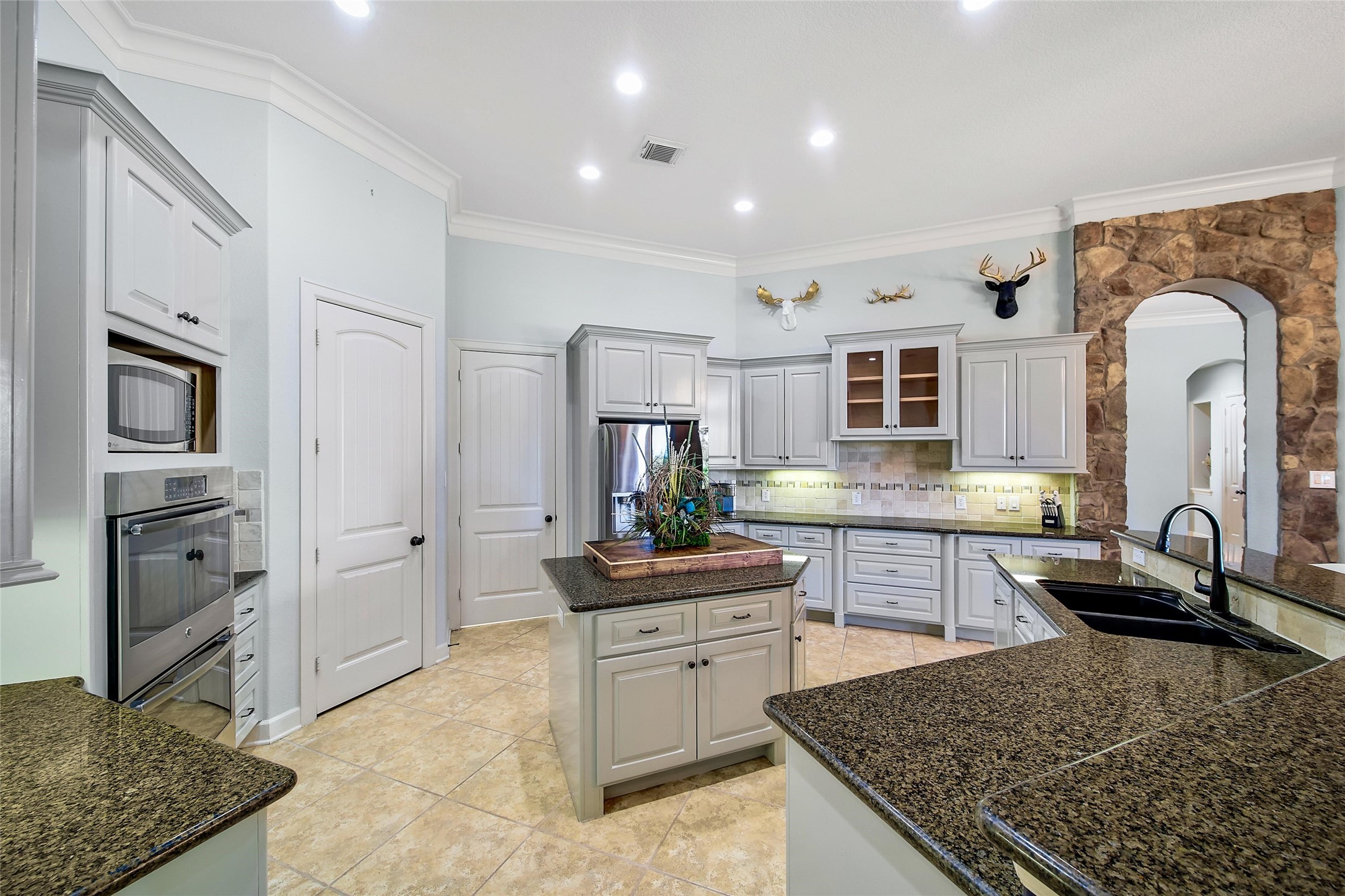 26122 Crown Ranch Boulevard Montgomery, TX 77316 - Photo 10 of 31 a kitchen with a sink stove and refrigerator