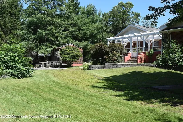 a view of a house with a yard