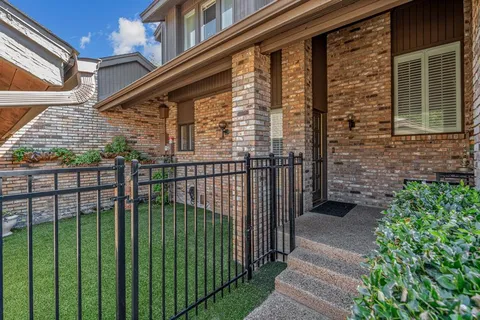 a view of a backyard with pathway