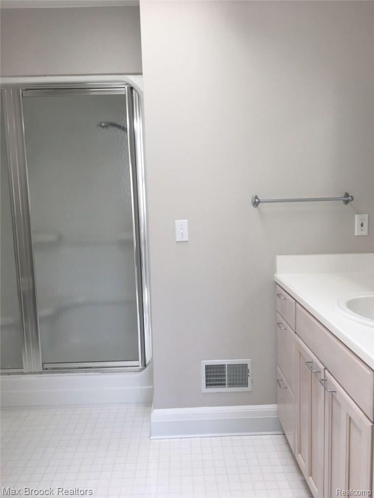 3404 Adams Road Troy, MI 48084 - Photo 24 of 27 FULL BATH IN THE ADDITION IS QUITE SPACIOUS WITH HIGHER VANITY THAN NORMAL.