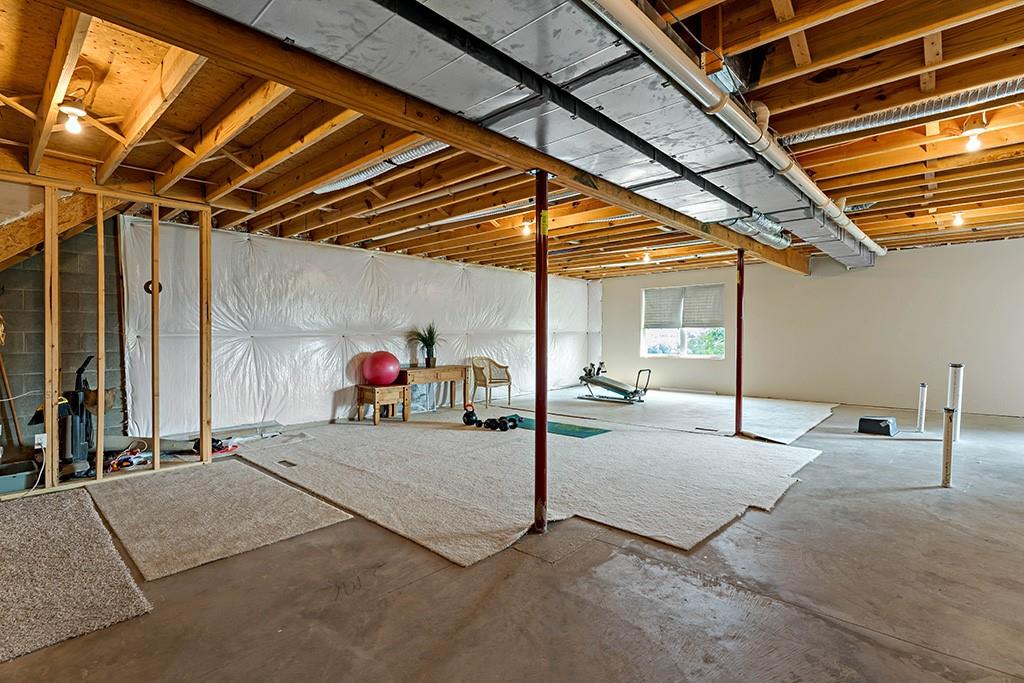 137 Cobblestone Drive Pittsburgh, PA 15237 - Photo 33 of 39 a view of a room with table and chairs