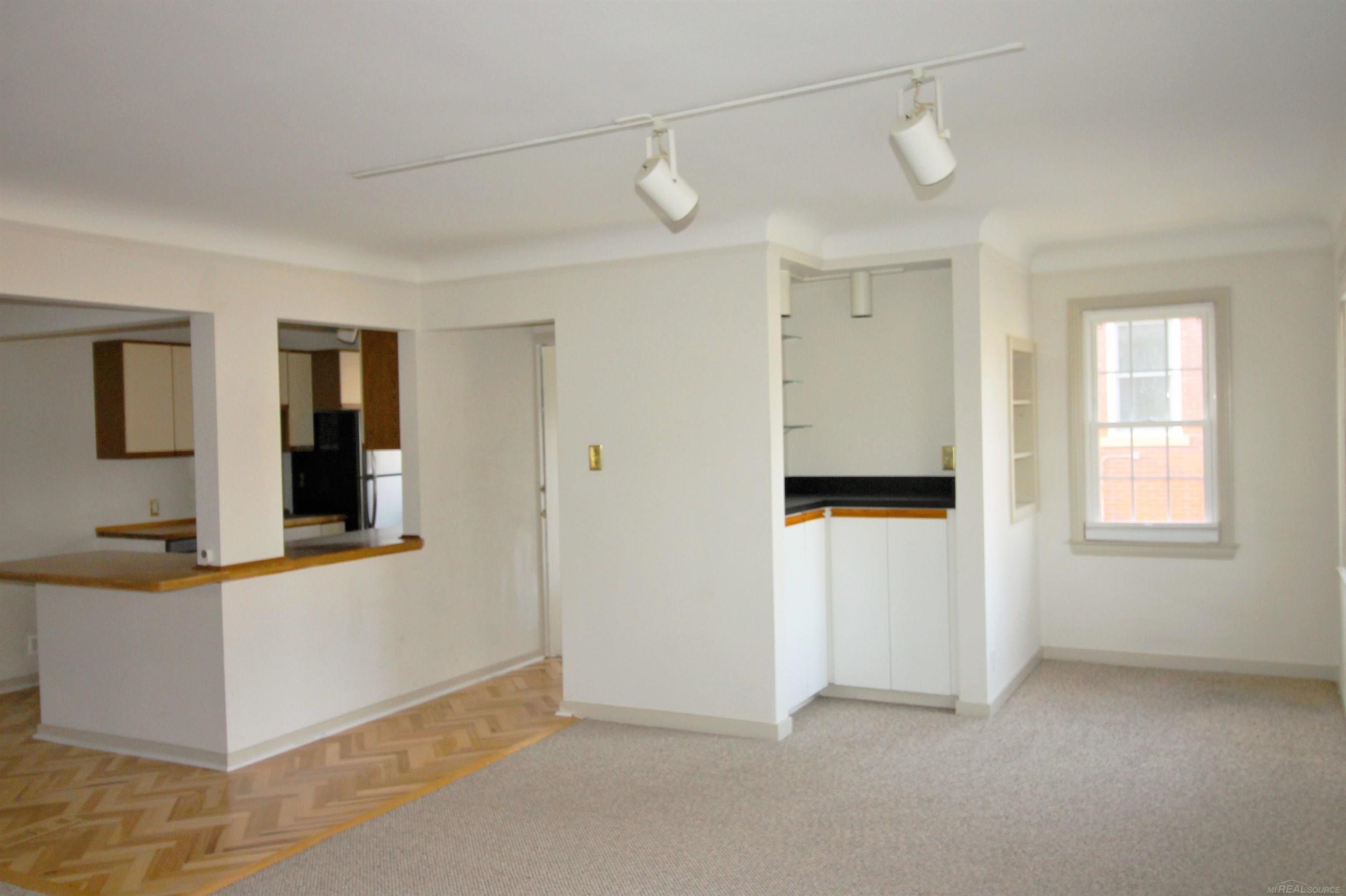 307-309 Rivard Boulevard Grosse Pointe, MI 48230 - Photo 20 of 41 50135199-4666f5e5-41a9-41ad-8588-ed9b0ca8dc8c.JPG