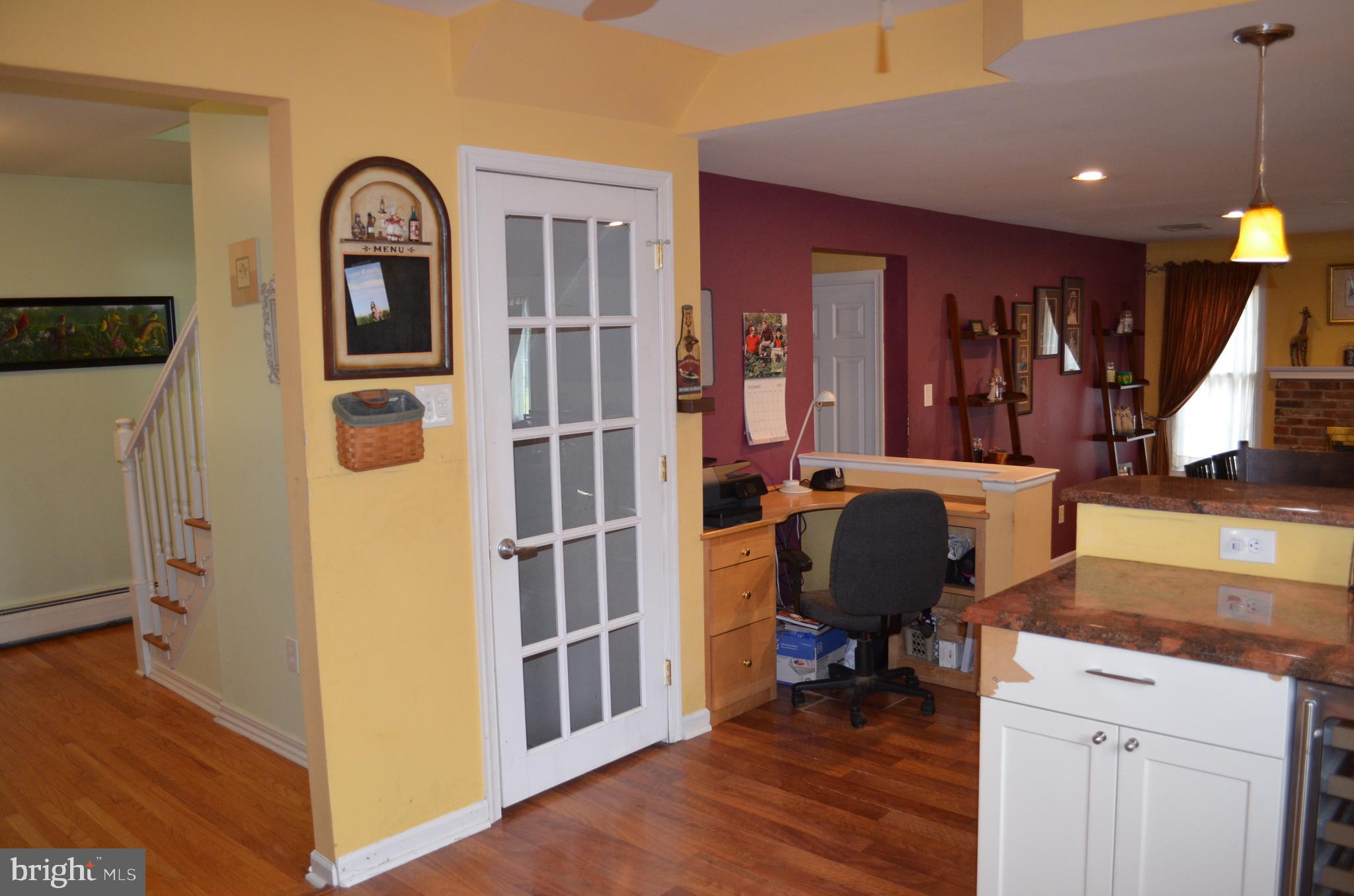 2650 Lisayne Road Hatboro, PA 19040 - Photo 22 of 72 Corner desk in kitchen