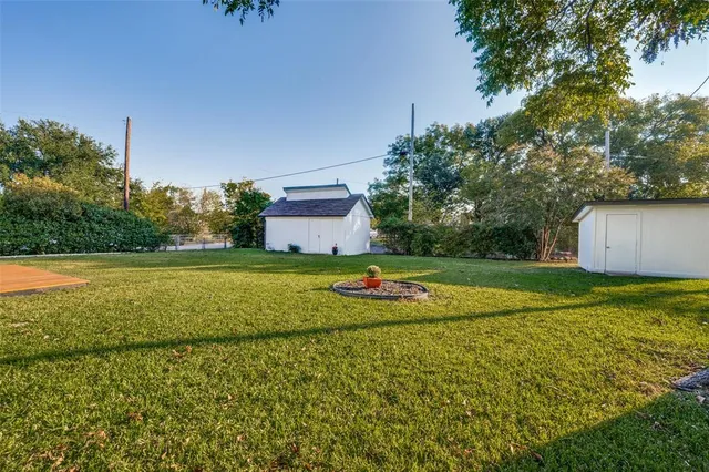 a view of a garden with basketball court