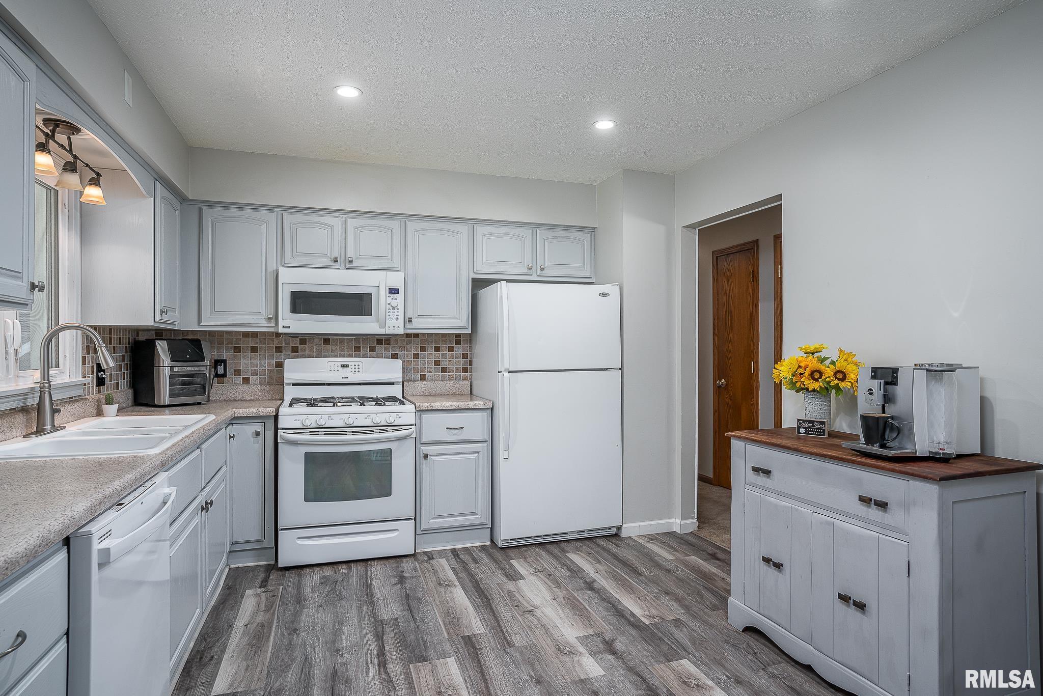 3411 Fairhaven Road Davenport, IA 52807 - Photo 5 of 23