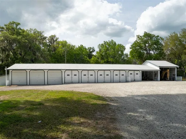 a view of a back yard