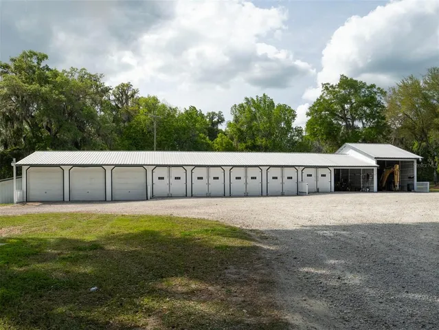 a view of a back yard