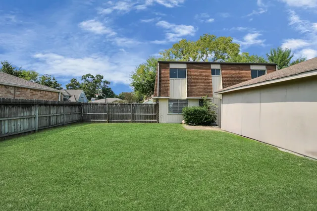 a view of a backyard