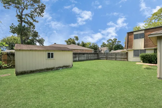 a view of a backyard