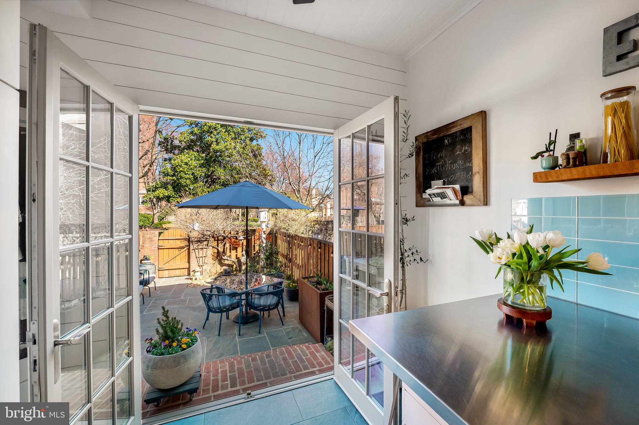 609 South Sharp Street Baltimore, MD 21230 - Photo 15 of 51 a living room with furniture and a potted plant