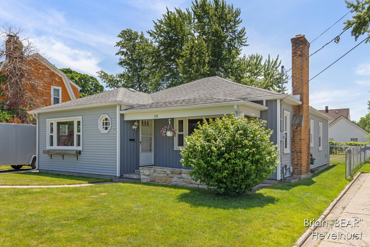 58 Manchester Road Southwest Grand Rapids, MI 49548 - Photo 3 of 32 IMG_1003