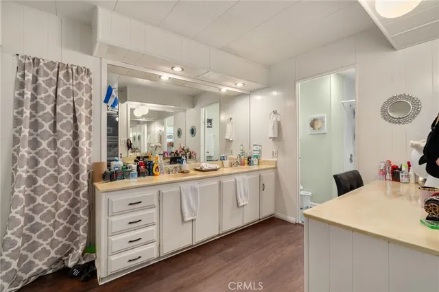 a en suite bathroom with a double vanity sink and a mirror
