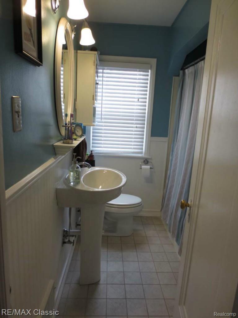 2341 Cambridge Road Berkley, MI 48072 - Photo 8 of 19 Tastefully Decorated Full Bath