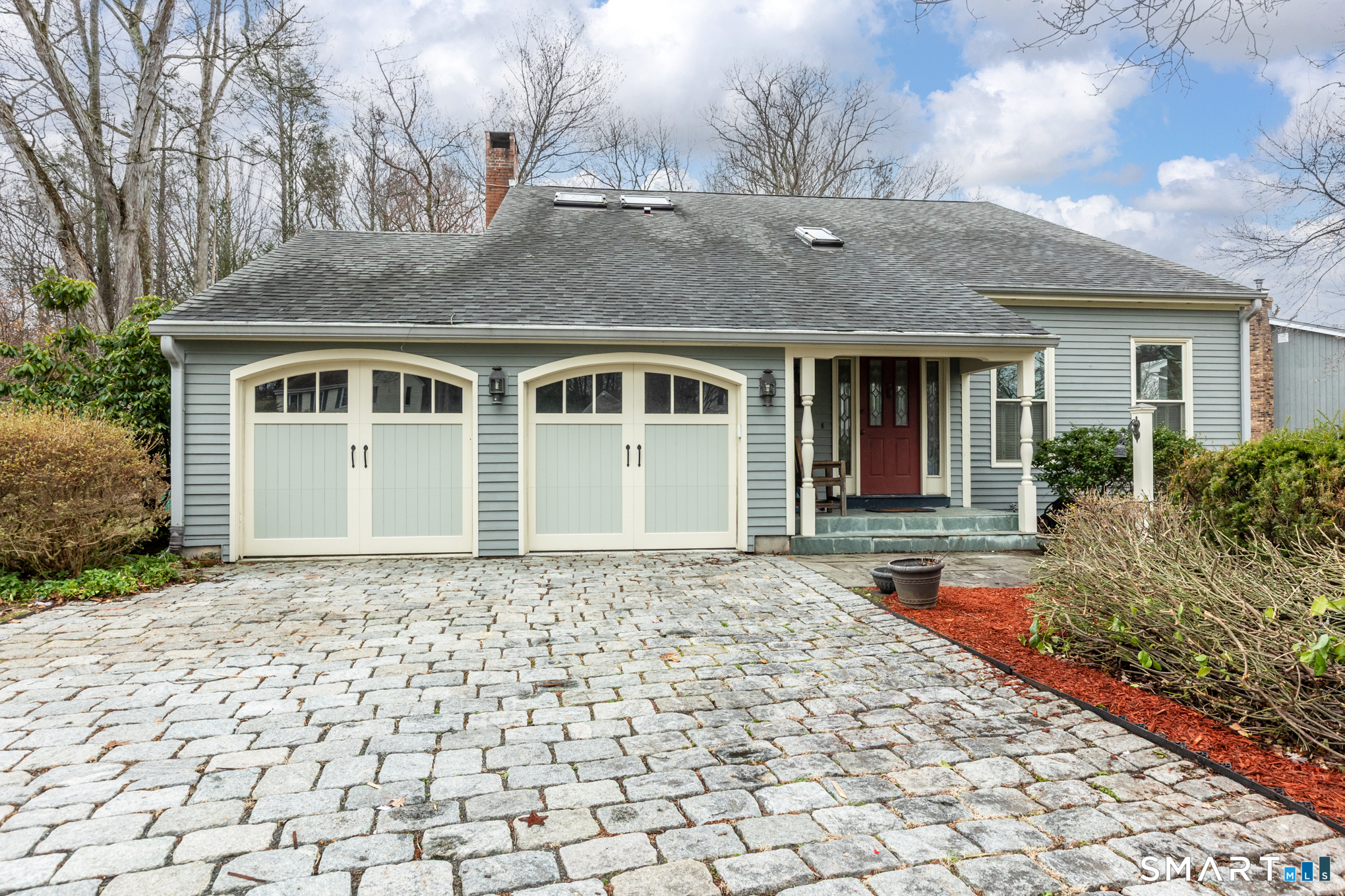 a house view with a outdoor space