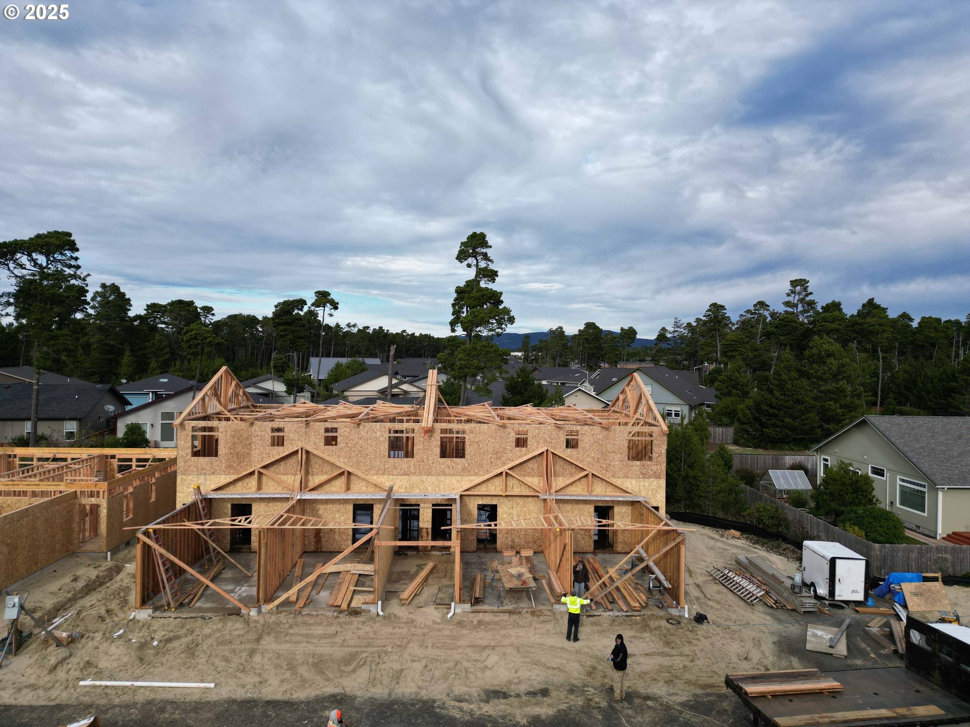an outdoor space with lots of white furniture