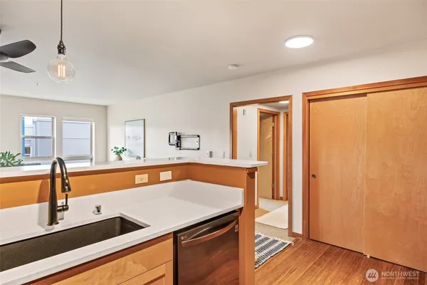 $375,000 | 827 Hiawatha Place South, Unit 515, Seattle, WA 98144