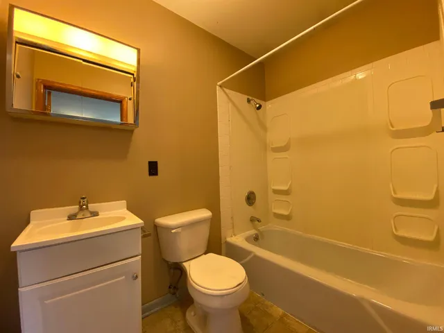 $825 | 1101 North College Avenue, Bloomington, IN 47404