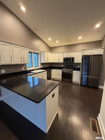 $3,200 | 2625 East 56th Court, Davenport, IA 52807