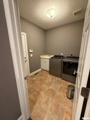 $3,200 | 2625 East 56th Court, Davenport, IA 52807