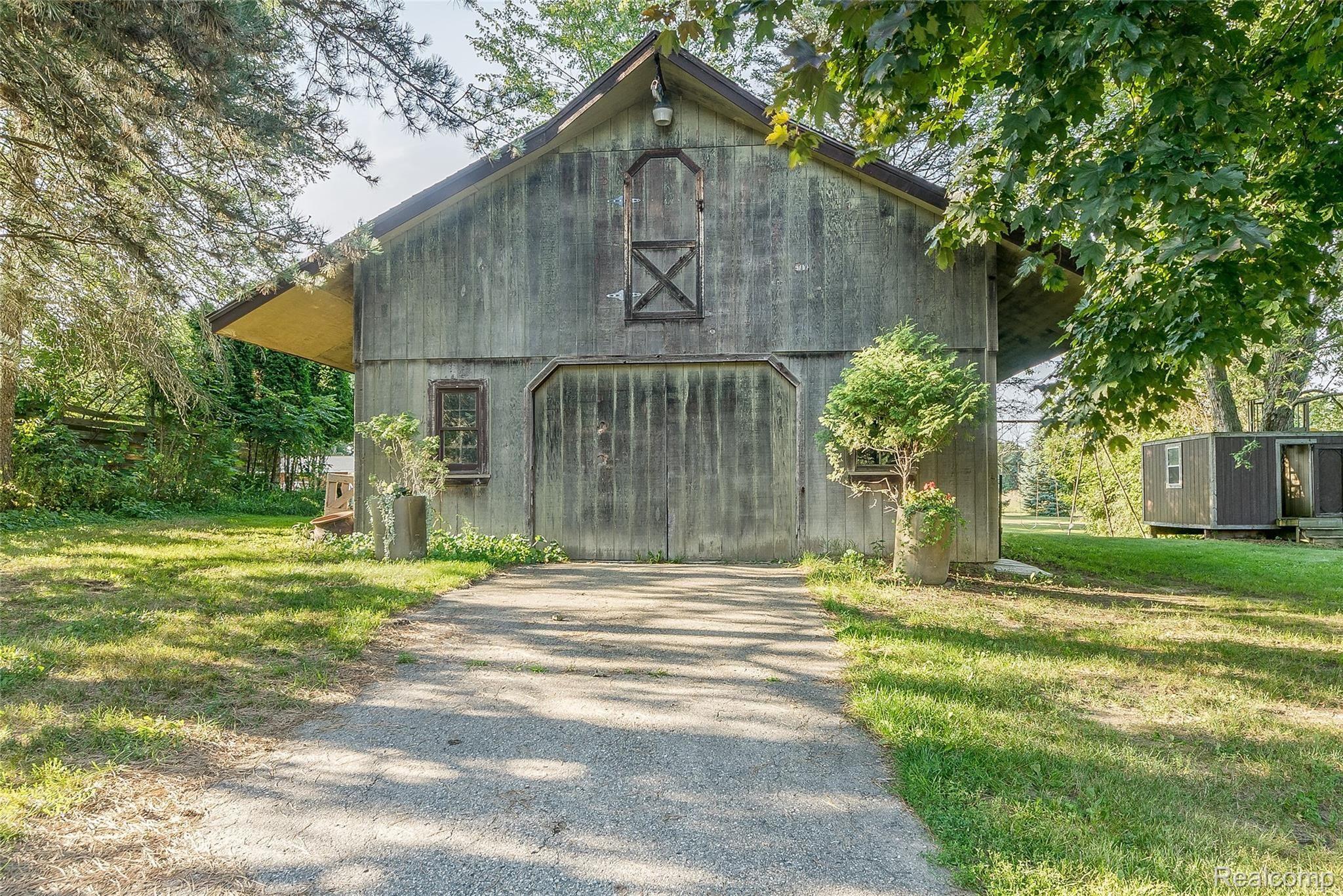 1955 East Snell Road Rochester, MI 48306 - Photo 31 of 49 Barn