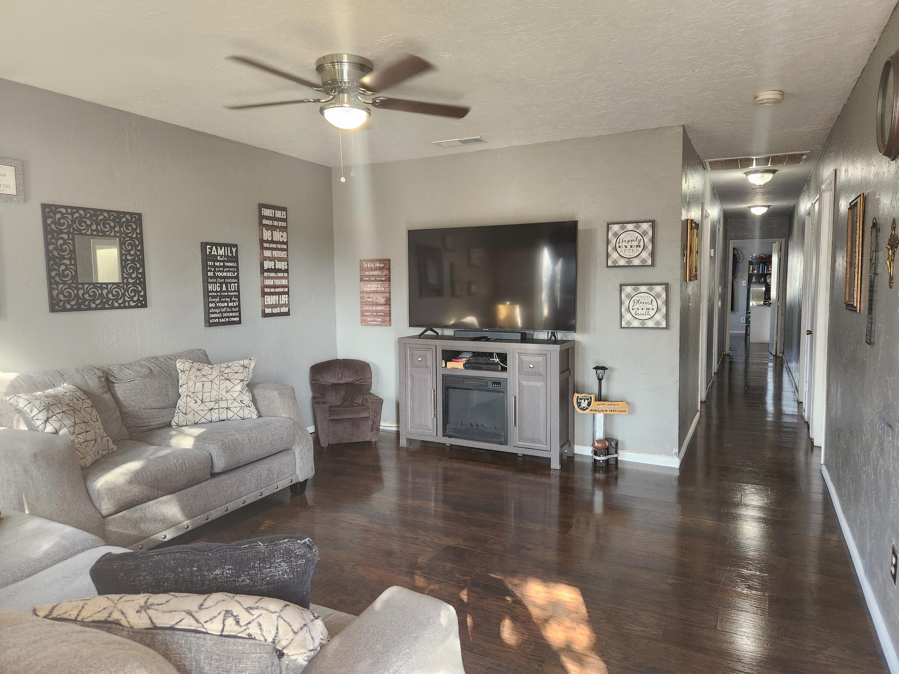 752 South R Street Tulare, CA 93274 - Photo 3 of 27 Living Room