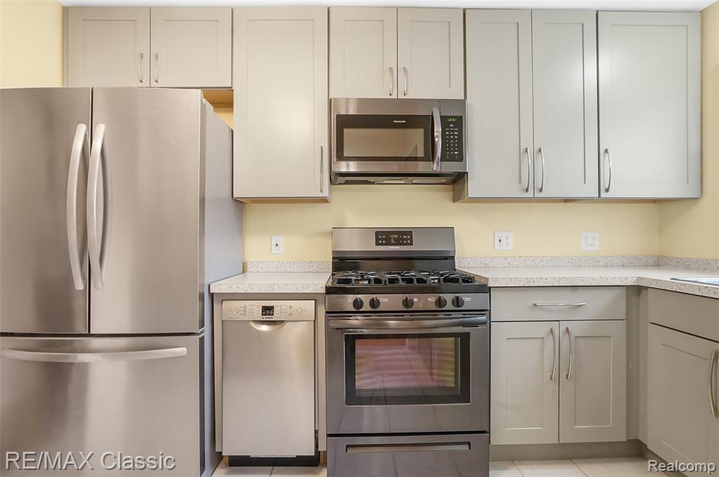 7218 Sterling Street Center Line, MI 48015 - Photo 3 of 27